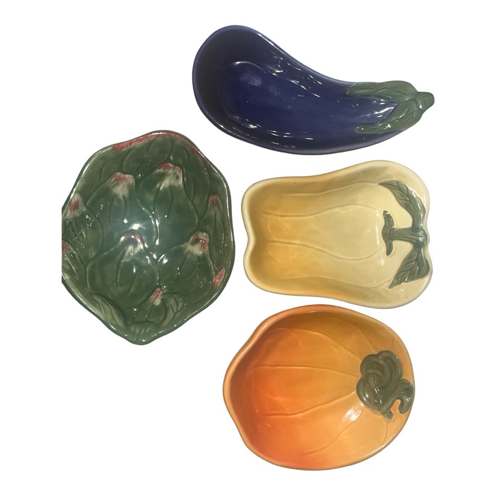 William Sonoma. Jardín Potager Serving bowls. Set Of 4. 
Vegetable shapes